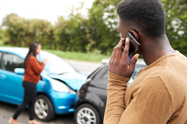 injured man takes calls police after car accident