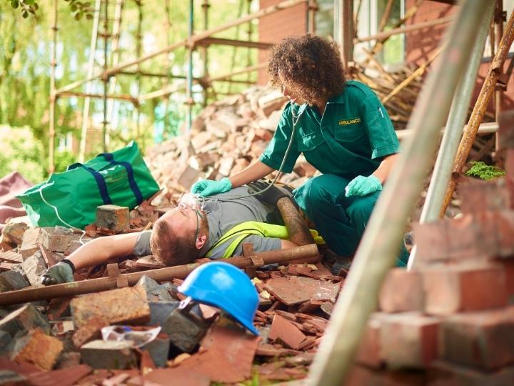 construction-worker-falls-off-scaffolding