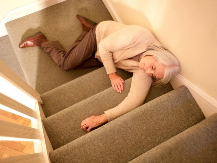 woman-fell-down-stairs-because-of-broken-railing